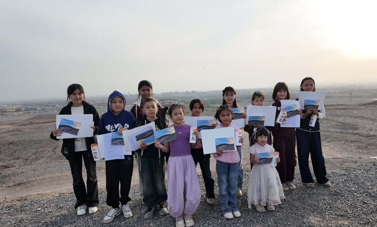 Fig. 5. Children from excavation workers’ families holding gifts after a site visit during World Archaeology Day activities at the Xipang Monastery site.