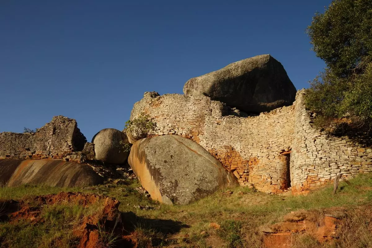 photo of dry stone walls at Great Zimbabwe. Photo credit: Dr Mica Jones